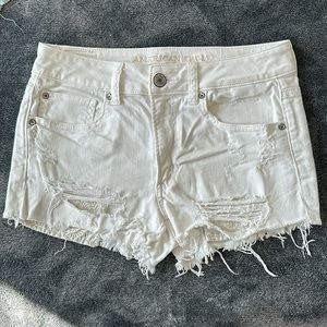 American Eagle Size 6 High Rise Shortie Stretch Ripped Jean Shorts in White